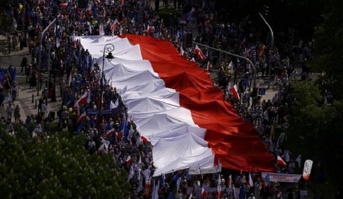 Huge anti-government protest fills Warsaw`s ceremonial boulevard